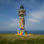 Artista transforma farol espanhol em uma verdadeira obra de arte a céu aberto