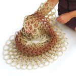 Incontáveis ​​loops de cerâmica compreendem as esculturas de corrente móvel de Cecil Kempernick