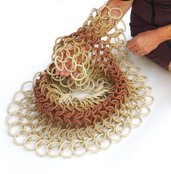 Incontáveis ​​loops de cerâmica compreendem as esculturas de corrente móvel de Cecil Kempernick