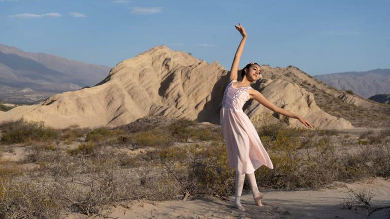 Garota indígena que aprendeu balé assistindo ao YouTube ganha bolsa e realiza sonho
