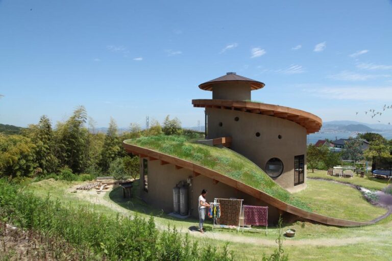 Casa espiral é construída com madeira, terra e telhado verde