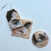 Artista transforma saquinhos de chá em telas de pintura