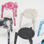 Designer cria banquetas com máscaras faciais recicladas