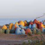 Vila colorida no Irã é construída com sacos de terra