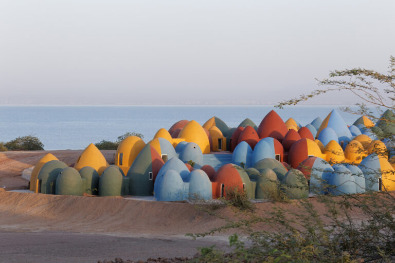 Vila colorida no Irã é construída com sacos de terra