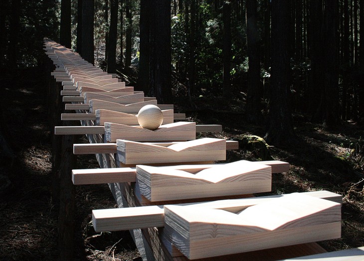 Xilofone gigante de madeira na floresta japonesa toca as notas da Cantata de Bach 147