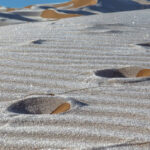 O deserto do Saara foi coberto por cristais brilhantes durante uma rara poeira de gelo