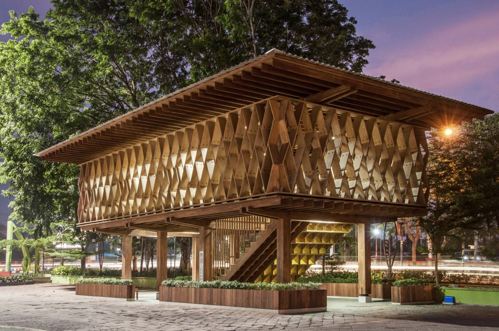 Biblioteca comunitária é exemplo de iluminação e ventilação natural