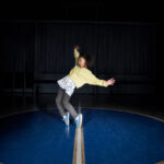 Uma dançarina de 9 anos segue uma rotina intensamente coreografada e registra 10.000 passos em apenas três minutos