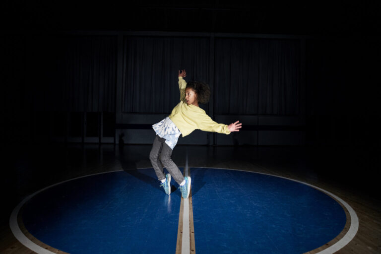 Uma dançarina de 9 anos segue uma rotina intensamente coreografada e registra 10.000 passos em apenas três minutos