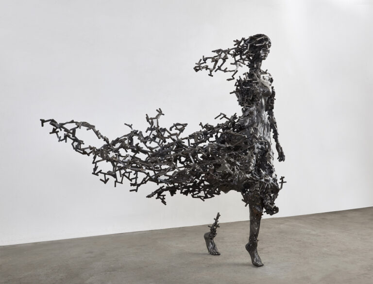Vestimentas fragmentadas e partes do corpo se distanciam das esculturas de aço de Regardt Van Der Meulen
