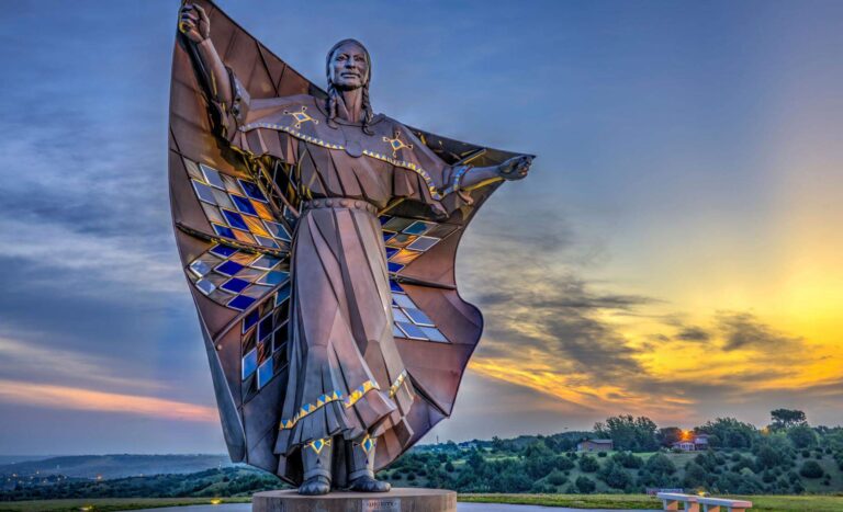 A bela escultura homenageia mulheres nativas americanas na Dakota do Sul