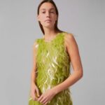 Lantejoulas de algas embelezam um vestido sem petróleo desenhado por Phillip Lim e Charlotte McCurdy