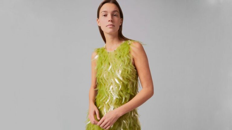 Lantejoulas de algas embelezam um vestido sem petróleo desenhado por Phillip Lim e Charlotte McCurdy