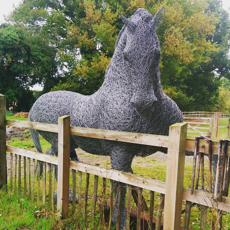 Majestosas esculturas de cavalos em arame galvanizado
