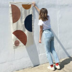Arquitetura e design inspiram as pinturas abstratas de Camila Cherobin