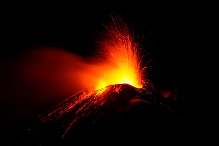 Vulcão Etna entra em erupção e traz cenas surpreendentes