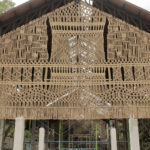 Instalações em macramé se estende em uma estrutura à beira-mar em Bali