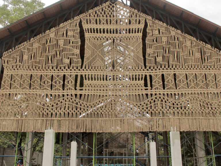 Instalações em macramé se estende em uma estrutura à beira-mar em Bali