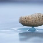O fenômeno raro “Baikal Zen” tem rochas se equilibrando em pedestais de gelo