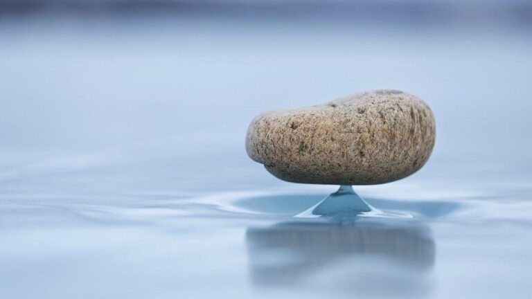 O fenômeno raro “Baikal Zen” tem rochas se equilibrando em pedestais de gelo