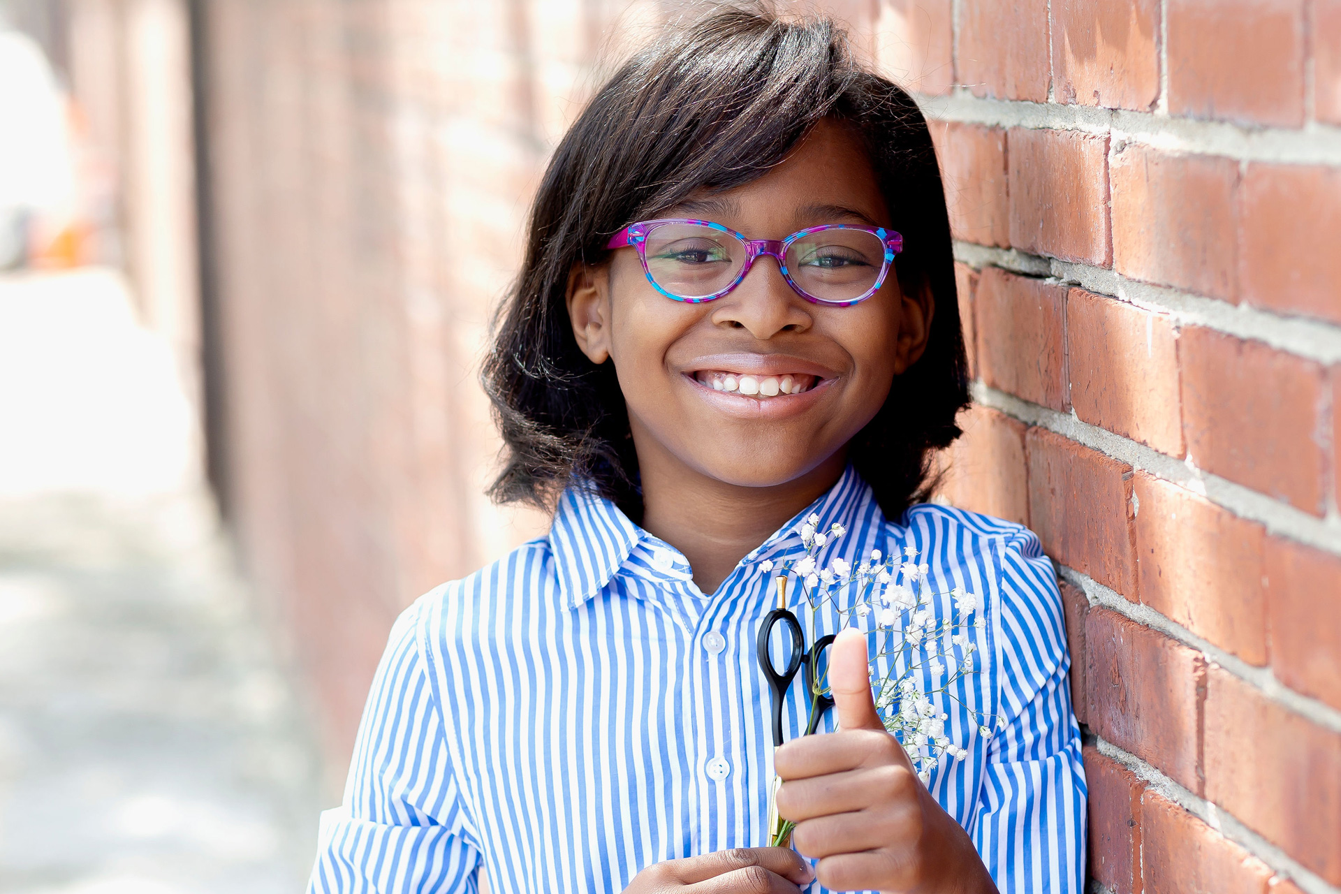 Menina de 8 anos torna-se cabeleireira e faz cortes sem cobrar nada