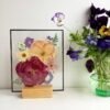 Artista moldura flores prensadas em vidro pra que você possa admirar a primavera o ano todo