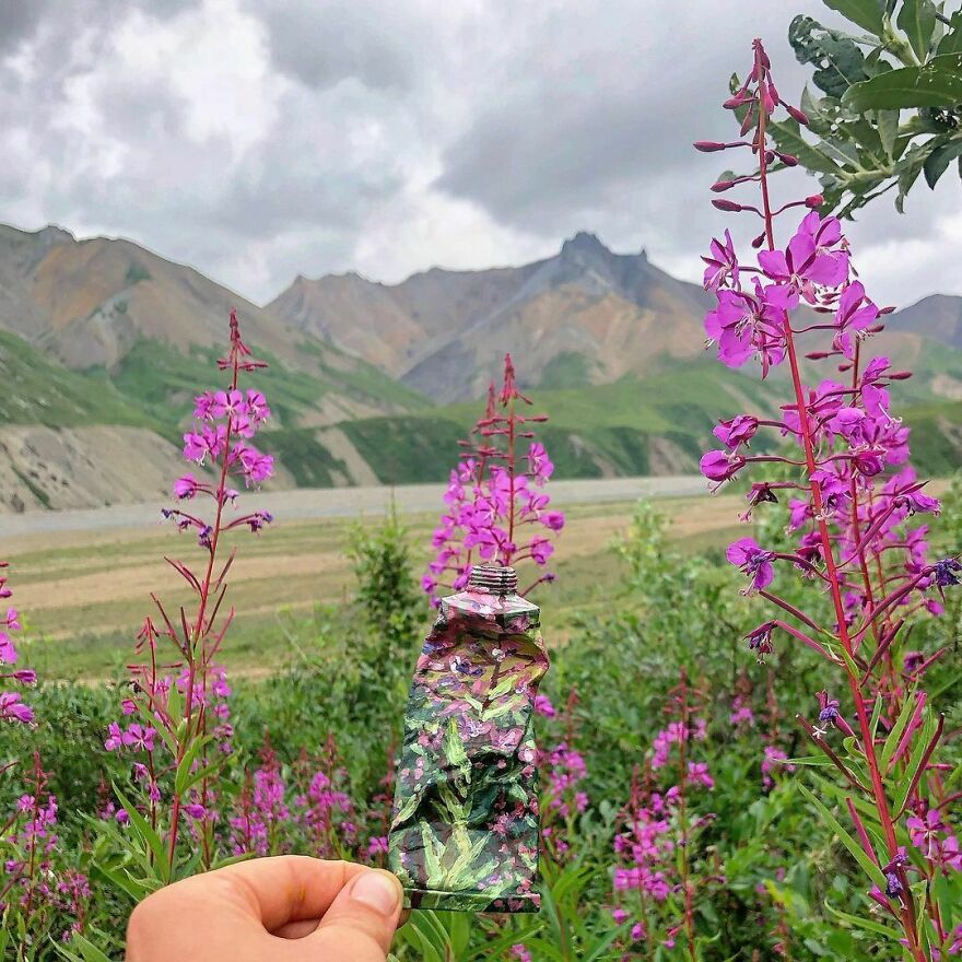 Pintora recicla itens esquecidos