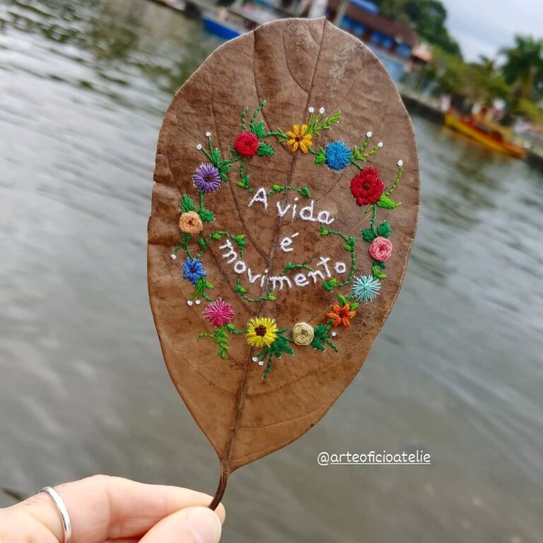 Artista brasileira cria bordados em folhas caídas