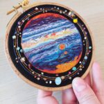 Bordados cosmicamente coloridos capturam a beleza de nosso sistema solar