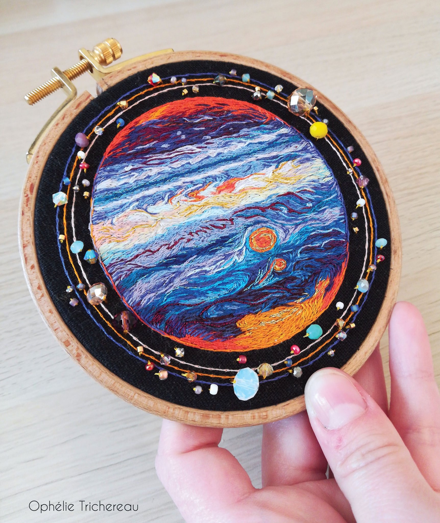 Bordados cosmicamente coloridos capturam a beleza de nosso sistema solar