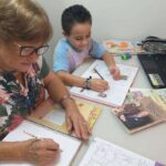 Marlene está aprendendo a ler e escrever com aulas online do neto em SC
