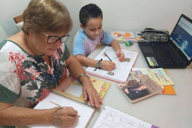 Marlene está aprendendo a ler e escrever com aulas online do neto em SC