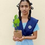 Srija criou vasos biodegradáveis com cascas de amendoim descartadas para ajudar na redução de plástico