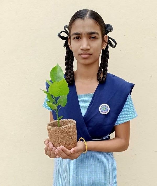 Srija criou vasos biodegradáveis com cascas de amendoim descartadas para ajudar na redução de plástico