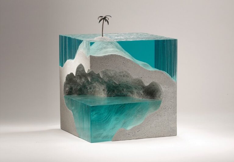 Esculturas de mares luminosos de vidro em camadas