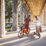 Franceses recebem dinheiro para trocar carros por bikes elétricas