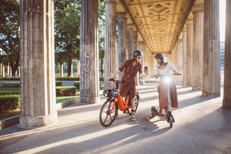 Franceses recebem dinheiro para trocar carros por bikes elétricas