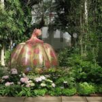 As esculturas de bolinhas gigantes de Kusama dominam o jardim botânico de Nova York