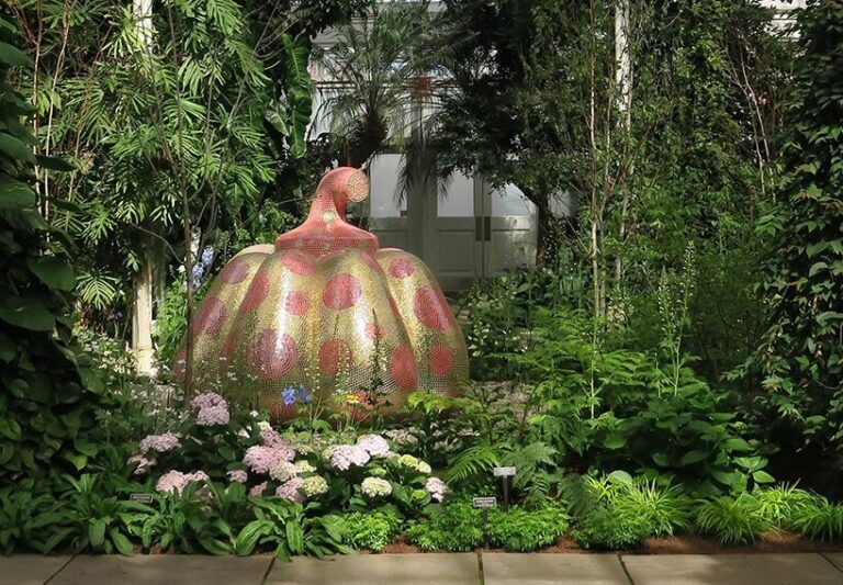 As esculturas de bolinhas gigantes de Kusama dominam o jardim botânico de Nova York