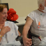 Casal de idosos internado recebe almoço romântico de enfermeiros em SC