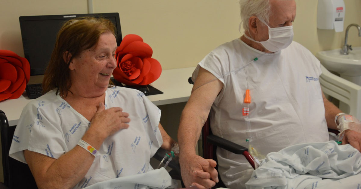 Casal de idosos internado recebe almoço romântico de enfermeiros em SC