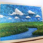 Artista esculpe argila de polímero em paisagens coloridas em redemoinho