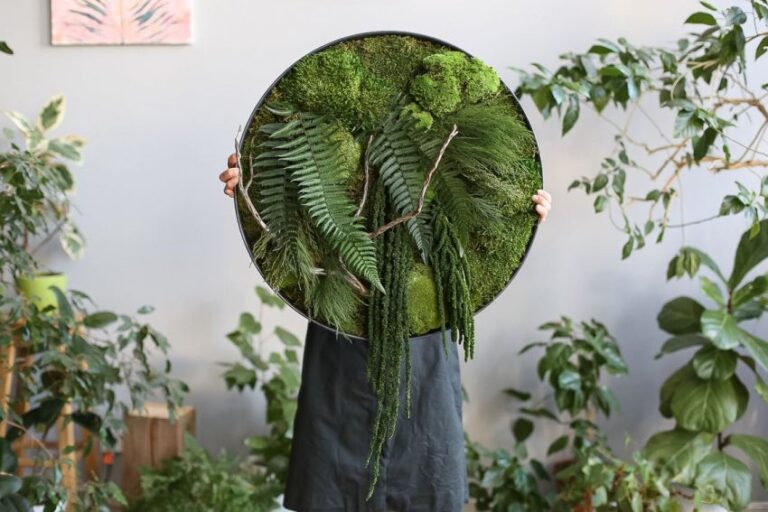 Artista usa plantas para capturar a beleza robusta de litorais e selvas