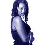 Desenhos hiper-realistas criados com caneta azul