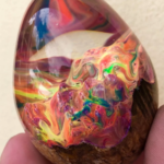 “Ovos de dragão” cintilantes revelam paisagens distantes em resina e madeira