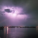 Fotógrafo captura uma visão rara de arco lunar duplo colidindo com o raio