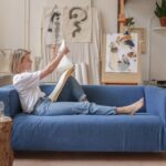 Calças jeans usadas são transformadas em capas de sofá