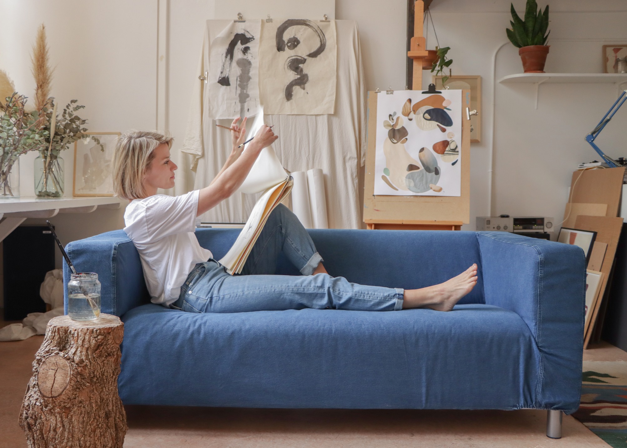 Calças jeans usadas são transformadas em capas de sofá