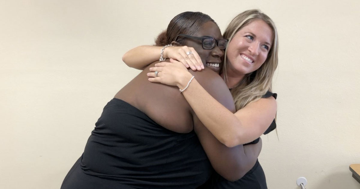 Assistente social que acompanhou a jovem Monjay por tantos anos, conseguiu adotar ela